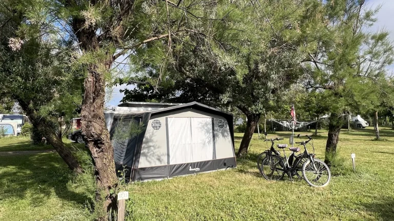 Tente sur emplacement de camping à Portiragnes en bord de mer.