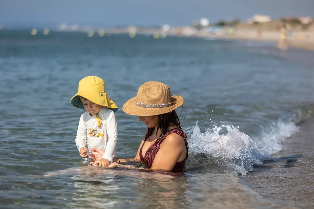 Maman et son enfant se baignant à la plage de Vias Portiragnes