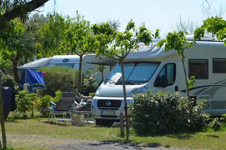Emplacement de camping pas cher à Portiragnes avec camping-car, proche du bord de mer