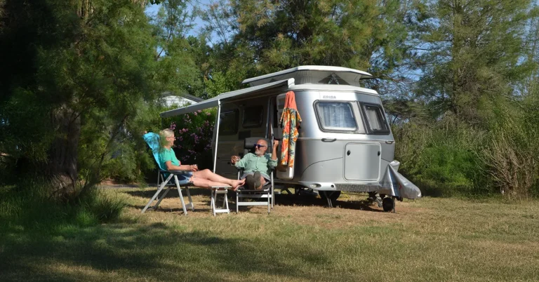 caravane sur emplacement de camping à Vias