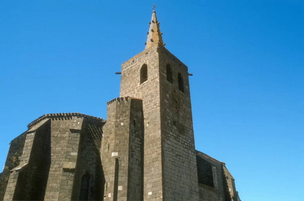 Église en pierres de lave à Portiragnes, architecture traditionnelle héraultaise