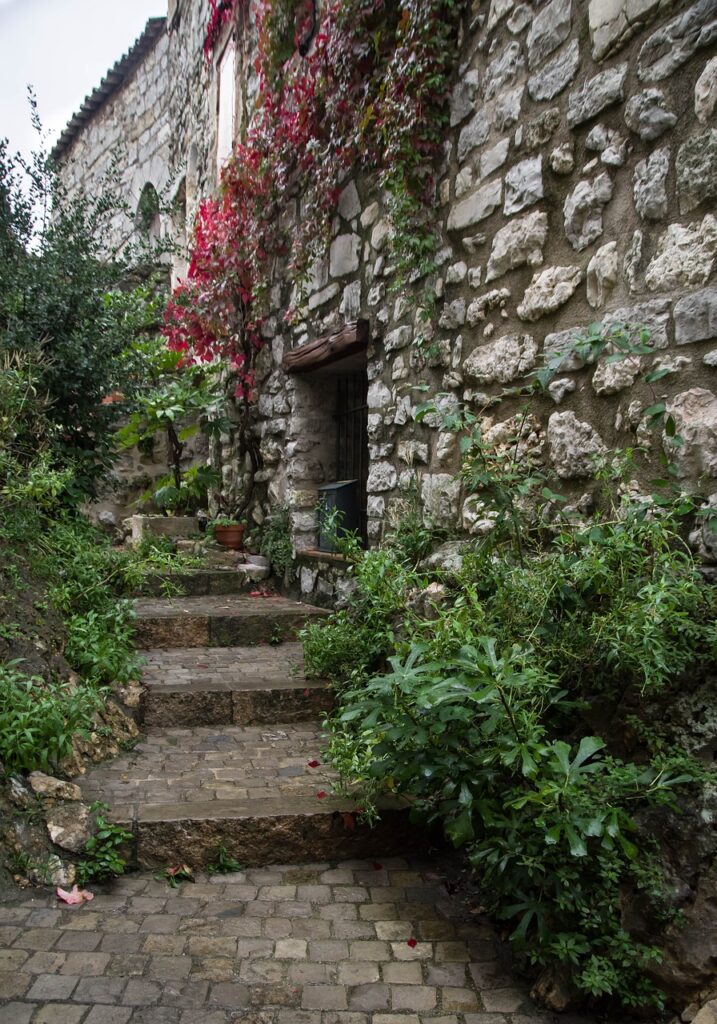 Ruelle et façade en pierres d'un village en Hérault