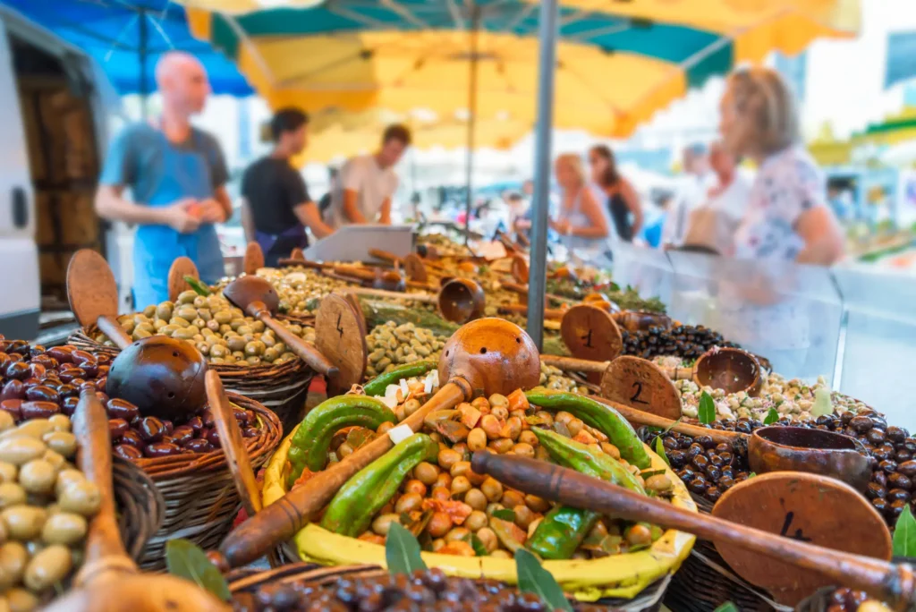 Marché traditionnel de Portiragnes, étals colorés de produits locaux et artisanat