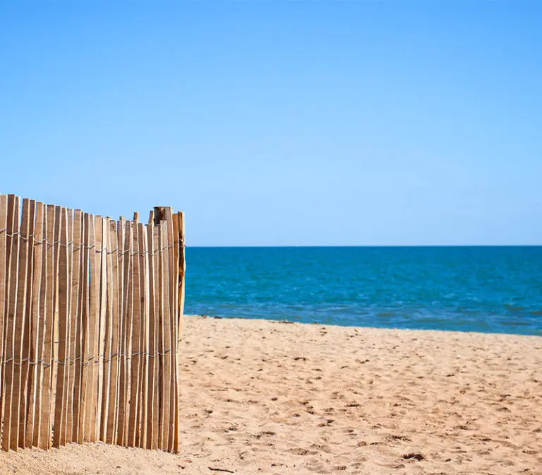 Plages de Vias Plage en bord de mer, sable fin et accès direct depuis le camping Méditerranée Plage, idéale pour la baignade en famille sur la Méditerranée.