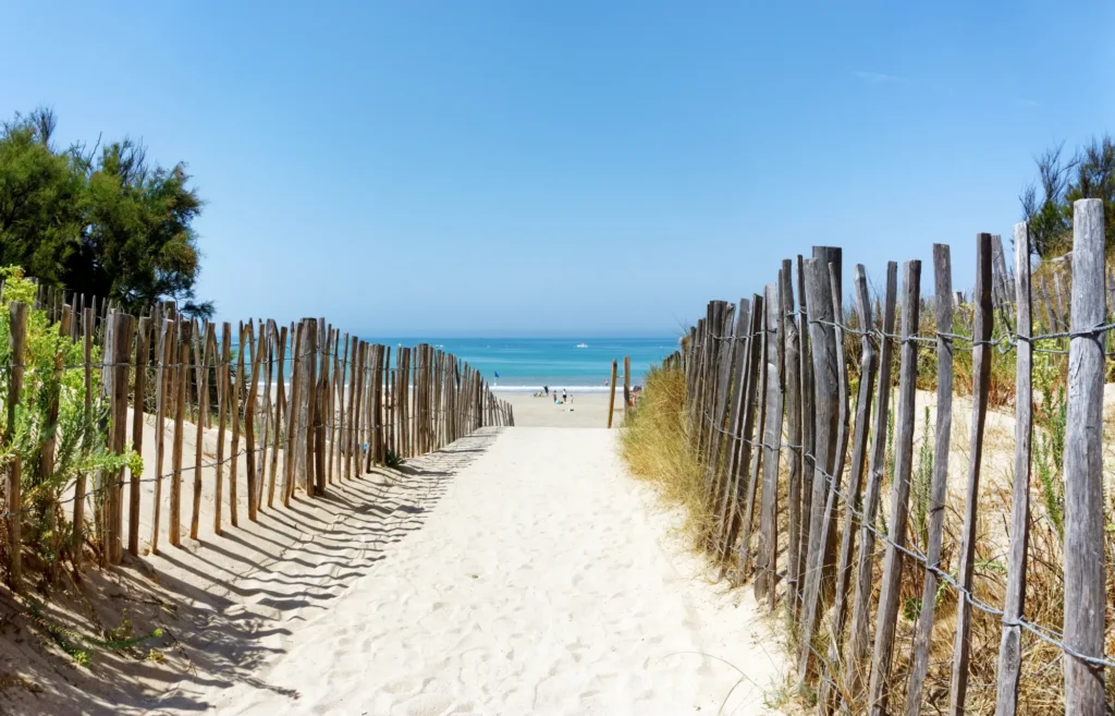 Plage de Portiragnes dans l’Hérault, sable doré et mer calme, idéale pour une journée en famille